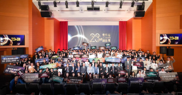 第23屆育秀盃創意獎決賽暨頒獎典禮精彩落幕， 貴賓與獲獎團隊齊聚合影，共同見證青年創新成果綻放。（圖片提供／教育部）