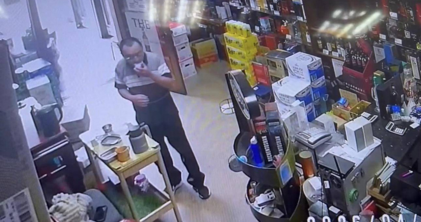 台中豐原68歲林姓鄰長涉嫌趁菸酒行老闆娘煮飯時，2度打開收銀台竊取現金。（圖／翻攝畫面）