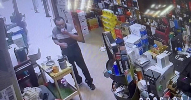 台中豐原68歲林姓鄰長涉嫌趁菸酒行老闆娘煮飯時，2度打開收銀台竊取現金。（圖／翻攝畫面）