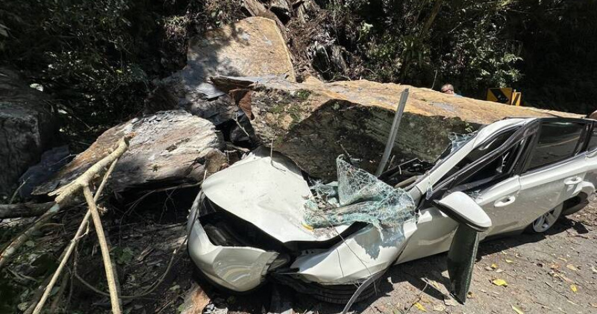 新北烏來山區發生坍方，大量巨石滾落砸毀停放路旁轎車，所幸車主當時在附近釣魚逃過一劫。（圖／翻攝畫面）