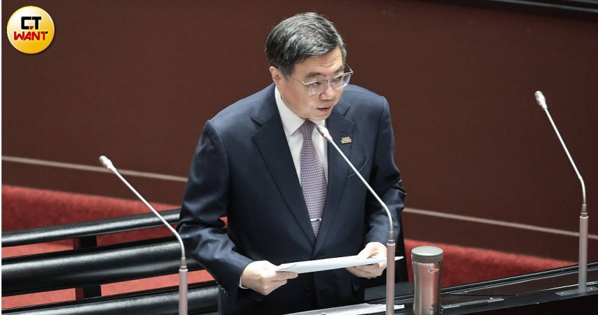 卓榮泰表示政府將持續加強失智症防治與照護，但針對單一症狀制定基本法是否符合社會需求，仍值得討論。（圖／黃耀徵攝）
