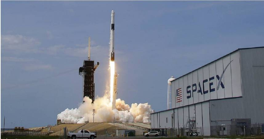 隨著美國對伊朗軍事行動升溫，由SpaceX提供的星鏈（Starlink）衛星網路，正成為美軍無人作戰系統的重要關鍵。（圖／達志／美聯社）