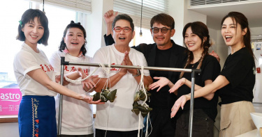 《豆腐媽媽》與《阿松與阿暖》兩劇主演一同宣傳造勢。（圖／民視）