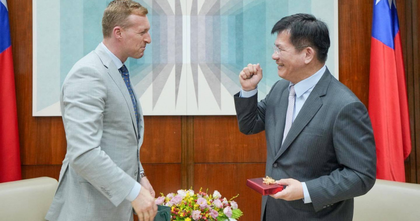 外交部長林佳龍（右）會見美國無人載具協會（AUVSI）主席Michael Robbins（左）。（圖／林佳龍臉書）