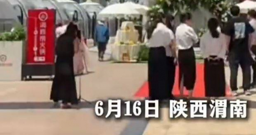 1對新人近日選擇在連鎖火鍋品牌「海底撈」舉辦婚禮，引發外界關注。（圖／翻攝自瀟湘晨報）