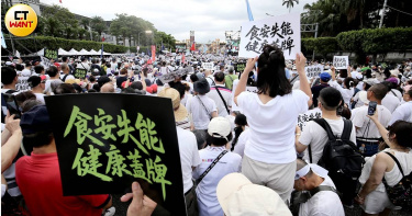 反毒油集會在凱道登場，藍營青年絕食抗議行動也即將進入尾聲。（圖／侯世駿攝）