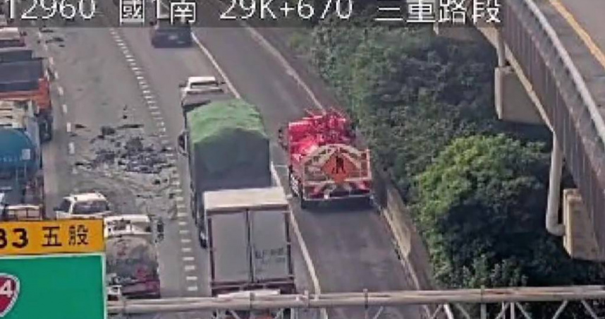 砂石車國1狂撒廢土50公尺「害2車碰撞回堵2km」　駕駛開溜警方抓到人了