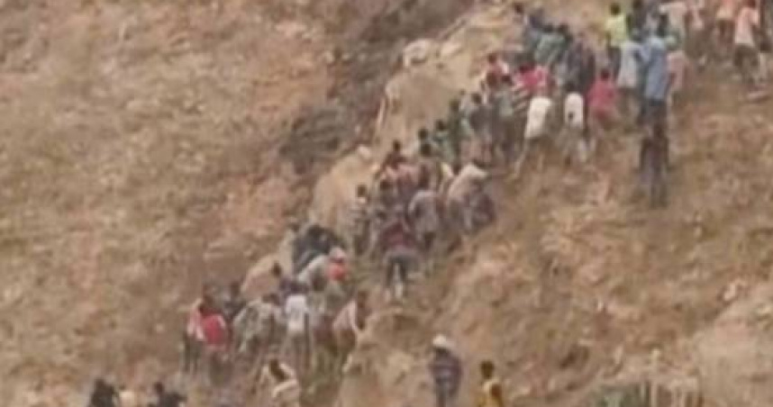 中非共和國贊博耶金礦發生大規模坍塌，造成超過100人死亡，多人受傷及失聯。（圖／翻攝自美聯社）