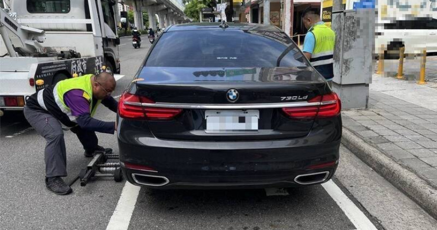 台中BMW霸佔待轉區「當專屬停車格」停好停滿　網友笑翻酸：這智商被拖走剛好　