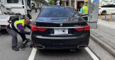 BMW轎車違停機車兩段式待轉區，幾乎占滿整個待轉空間，最後遭警方拖吊移置。（翻攝畫面）