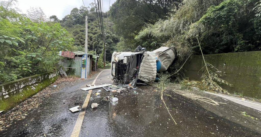 桃園復興台7線死亡車禍！水泥預拌車翻落山谷　駕駛卡車內亡