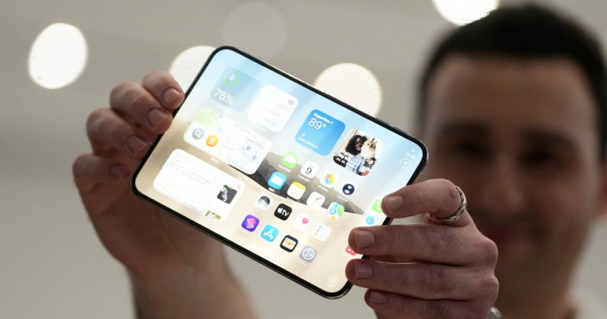 蘋果首款摺疊式手機iPhone Duo上市。（圖／達志／美聯社）