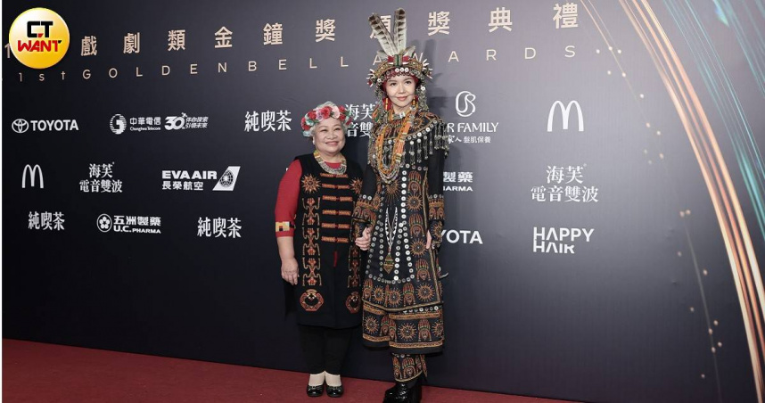 金鐘61／于子育穿30萬排灣族服走紅毯！牽媽媽亮相：有種使命感