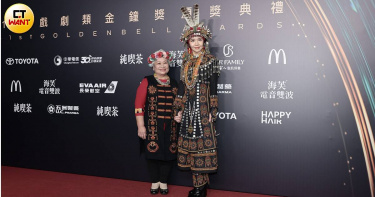 于子育穿上排灣族傳統族服牽著媽媽走上紅毯。（圖／本刊攝影組）
