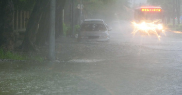 梅雨來襲!20縣市遭雨彈狂炸 高雄、屏東「紫色警戒」超大豪雨地區