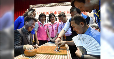 學習「棋士精神」 侯友宜獲「紅面棋王」贈扇