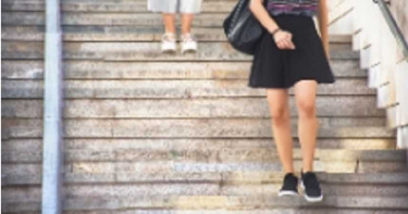 工人見國中制服妹凍未條襲胸摸臀 小美眉勒脖反制呼救成功