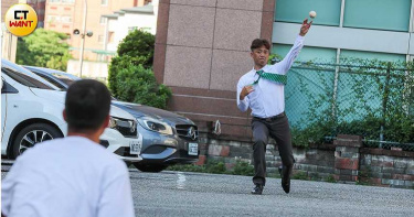 變速球人生4/含冤離開15年 何紀賢心繫棒球考到教練證