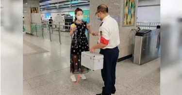 地鐵服務員「主動關心」幫貼OK繃 女乘客怒批不實報導:根本「擺拍」