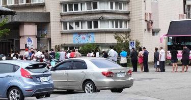 搶打公費流感疫苗!中市民眾透早就排隊 5天用掉三分之一