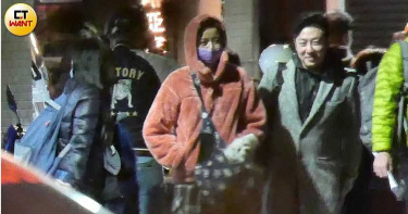 王瞳 揹毛孩揪尪跨年