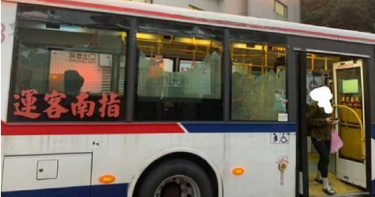 公車窗戶「玻璃全碎噴飛」…司機淡定繼續開 車上乘客目睹全嚇壞