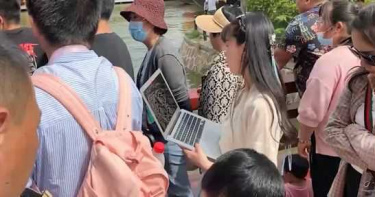 五一連假女子抱電腦「邊看風景邊工作」 網友共鳴:真˙勞動節
