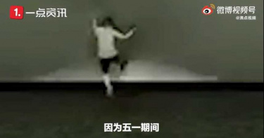 東莞小屁孩踢壞影院大銀幕 王晶:找不到人的話我付錢修
