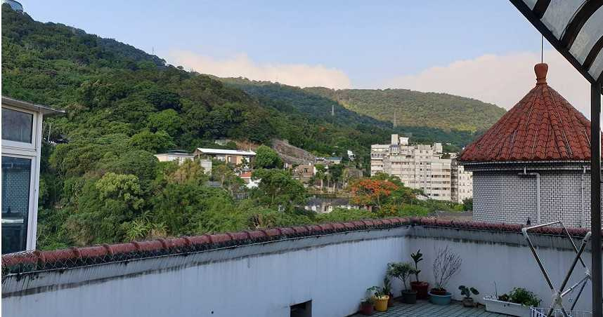 副院長佔頂樓2/管委會訂約定專用 住戶批:把警察當保全驅趕小孩