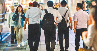 藍委指出受惠基本工資調漲約逾200萬人，但中產階級是最辛苦的一群，「調薪永遠沒份」。（圖／報系資料照）