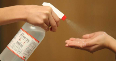回家後「酒精狂噴衣物」能消毒抗疫? 陸專家這麼說