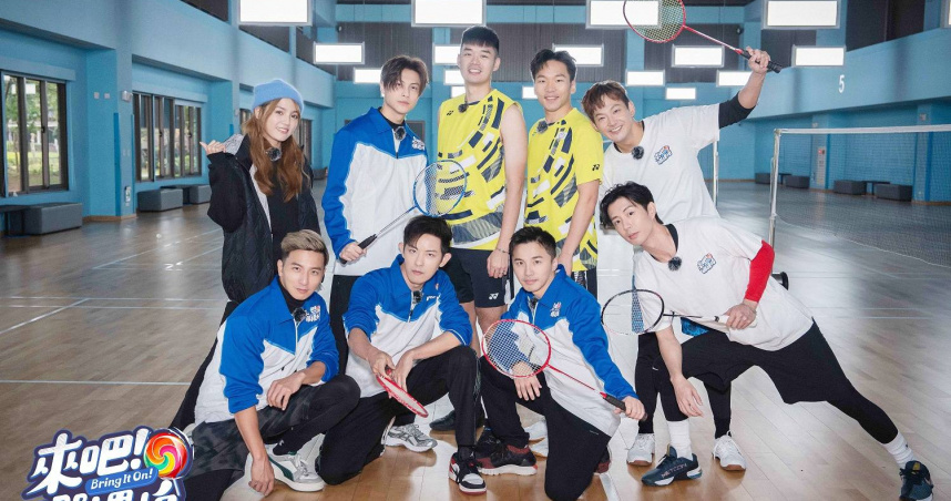 小煜（前排左起）、敖犬、阿緯、小杰、威廉、李洋、王齊麟、王子、朵拉錄製節目笑聲不斷。（圖／TVBS提供）