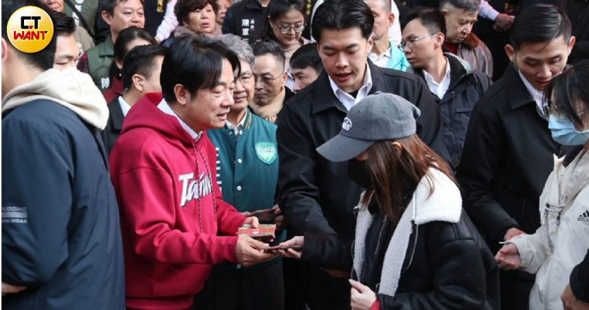 總統賴清德（紅衣者）乙巳金蛇年拜廟行程不斷。（圖／黃鵬杰攝）