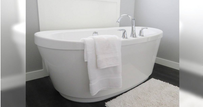 大部分人都會每天洗澡，甚至有人沒洗澡就不能躺床，不過還是有人例外。（示意圖／PIXABAY）