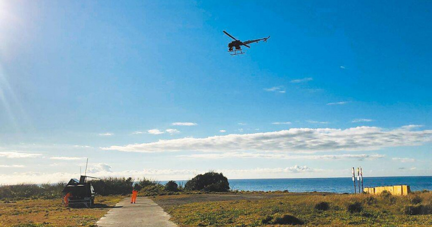 空軍志航基地1架勇鷹高教機15日墜海失事，海巡署派遣人力、艦艇及無人機協助搜尋機骸。（圖／讀者提供／中國時報蔡旻妤台東傳真）
