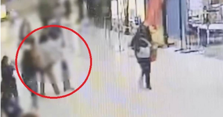 台語歌后曹雅雯（推行李者）在板橋車站遭遇劉姓瘋狂粉絲（黑衣者）騷擾，最終只能報警處理。（圖／翻攝畫面）