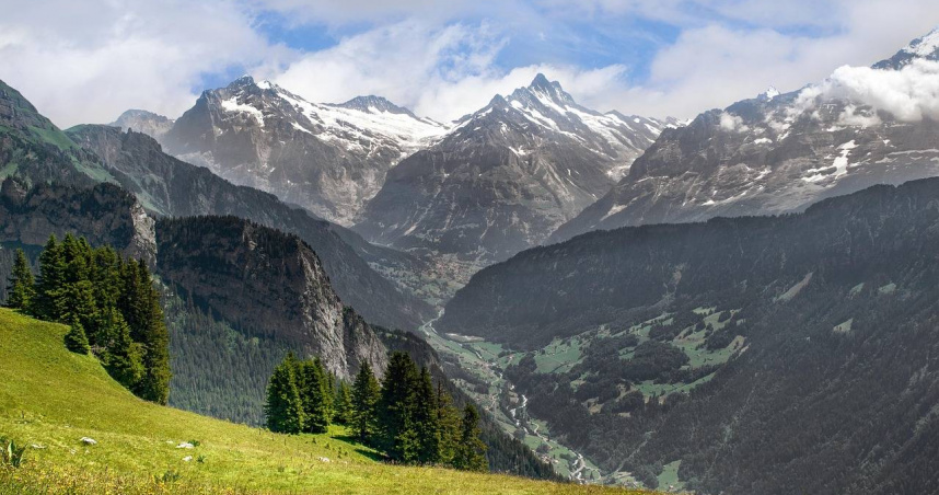 大陸一名就讀大學三年級的女學生高琳琳（化名）心情不好外出散心，失聯多日才被發現她在一處自然風景區墜崖身亡，父母怒告風景區卻因為高琳琳沒買票自行闖入，因此業者被判無罪。（示意圖／Pixabay）