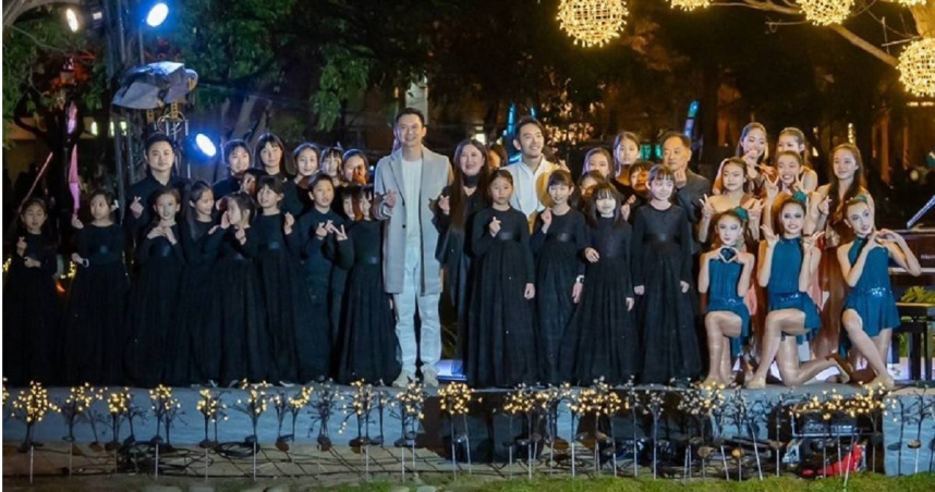 新竹縣竹北市長鄭朝方（白衣灰外套者）歡迎各界2026再訪竹北光節。（圖／翻攝自竹北市公所媒體群組）