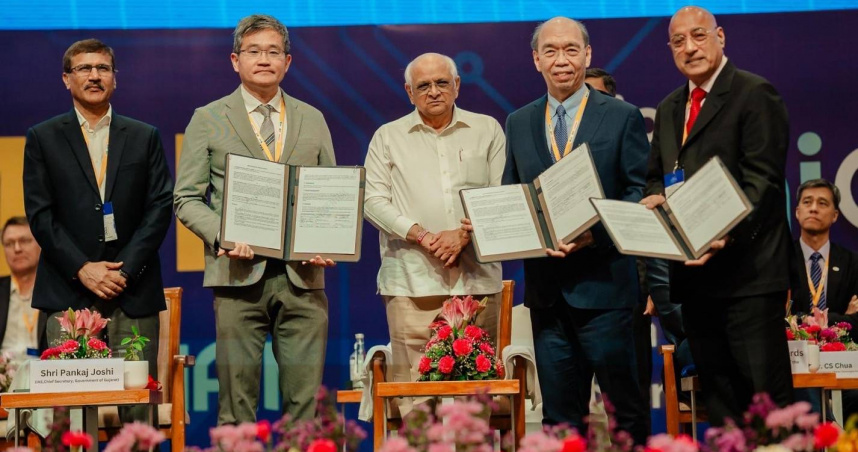 力積電總經理朱憲國、奇景光電執行長吳炳昌和塔塔電子執行長Dr. Randhir Thakur簽署合作備忘錄，印度古吉拉特州長Bhupendra Patel（左三）也到場。（圖／力積電提供）