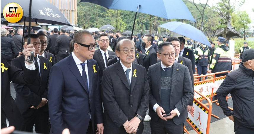 竹聯幫幫主黃少岑6日舉辦告別儀式，眾多政商界人士到場弔唁，引發社會關注。（圖／劉耿豪攝）