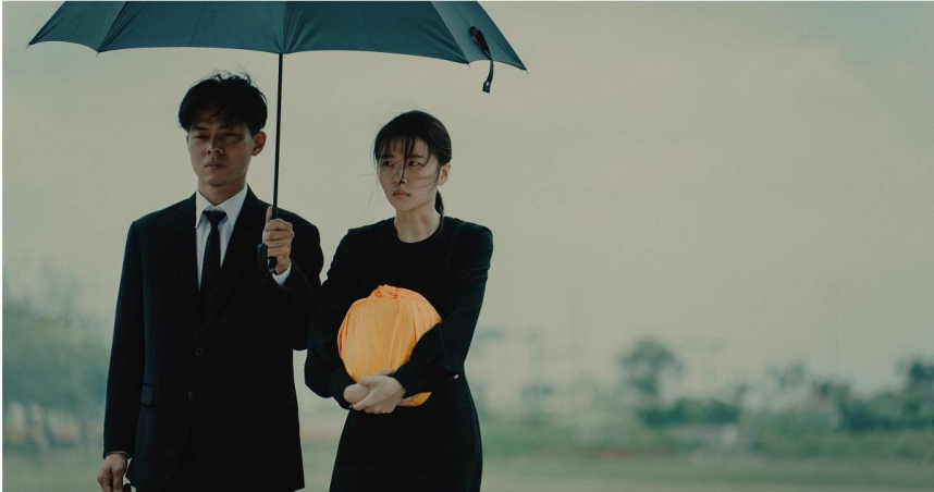 《The Outlaw Doctor 化外之醫》許安植抱著骨灰罈時，內心同時感受到父親的重要性。（圖／公視、中華電信、瀚草文創）