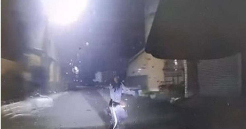 台中市許姓男子因與林姓女鄰居發生口角糾紛，竟在18日凌晨開車在林女家門外埋伏，見到林女出門後立刻加速衝撞對方。（圖／翻攝畫面）