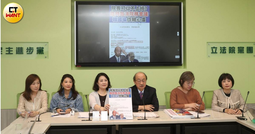 民進黨團批韓國瑜違法召開議會，強行將「反廢死、反戒嚴」公投案逕付二讀，嚴重破壞國會秩序。（圖／劉耿豪攝）