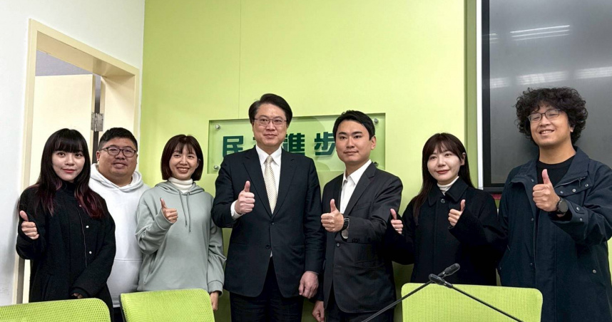 立委陳冠廷在民進黨秘書長林右昌見證下，被推舉為民進黨青年局首任局長。（圖／陳冠廷辦公室提供）