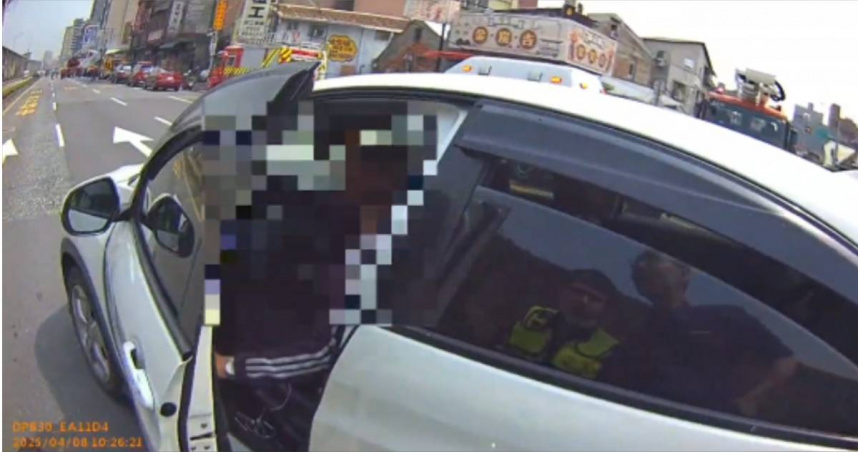 北市大同區環河北路二段一間清茶館8日上午發生火警事故，意外扯出毒蟲毒駕撞警當場被逮。（圖／翻攝畫面）