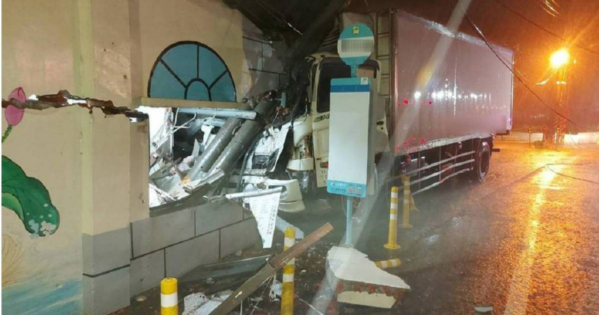 嘉義縣六腳鄉溪厝村一處民宅，今（13日）凌晨突遭大貨車迎頭撞上，民宅被撞出一個大洞。（圖／嘉縣消防局提供／中國時報呂妍庭嘉義傳真）