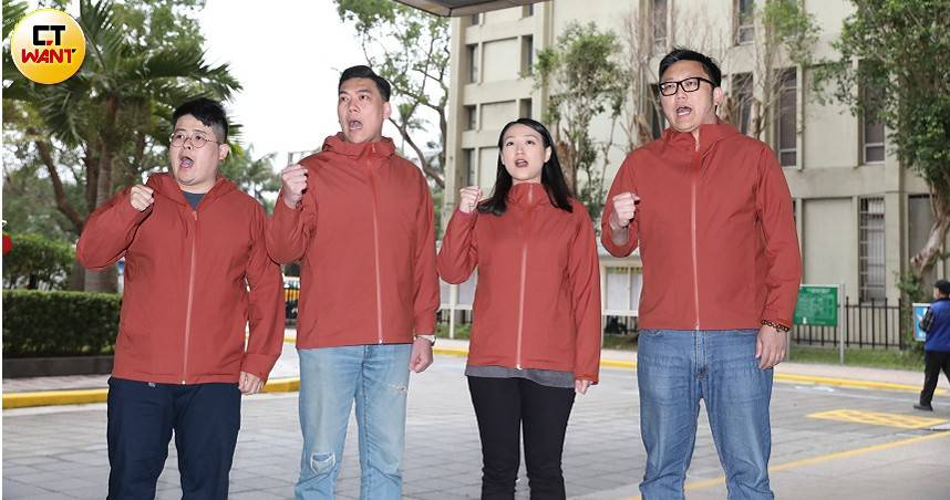 罷免吳思瑤召集人賴苡任（左2）、罷免吳沛憶召集人劉思吟（左3）疑涉偽造連署遭調查局約談。（圖／劉耿豪攝）