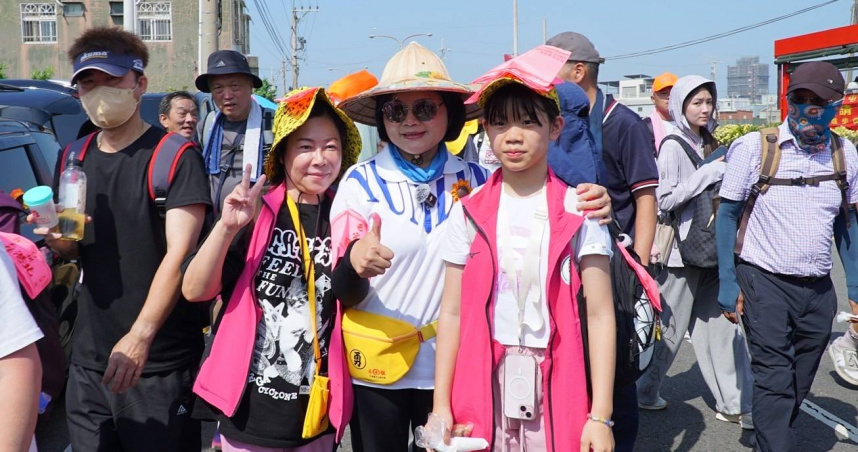 張麗善（中）因在白沙屯媽祖登轎儀式移開爐主，引發爭議。（圖／張麗善臉書）