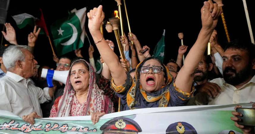 巴基斯坦卡拉奇民眾歡呼印巴兩國達成停火協議。（圖／達志／美聯社）