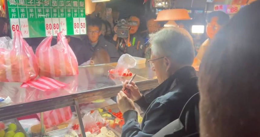 黃仁勳今年1月拜訪通化夜市「阿婆水果」。（圖／翻攝自chinatimes新聞YouTube）